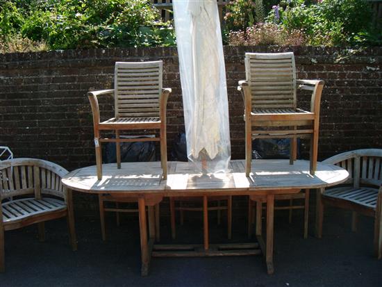 Extending teak garden table, 8 chairs, parasol & cushions